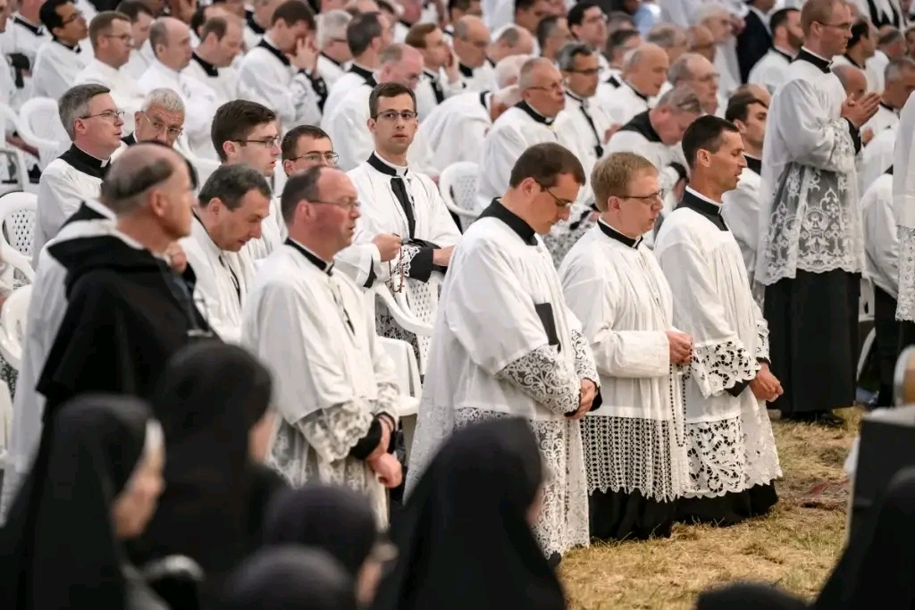 BREAKING: Vatican Rift Deepens as Breakaway Catholic Group Defies Pope, Ordains Bishops