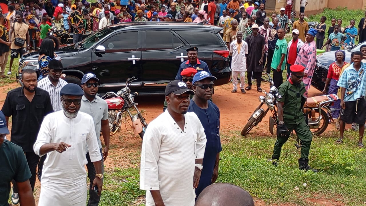 Edo LG Poll: APC Chairmanship Candidate Sunny Ekpeson Casts Vote at Iviukwe Primary School, Expresses Confidence in Victory